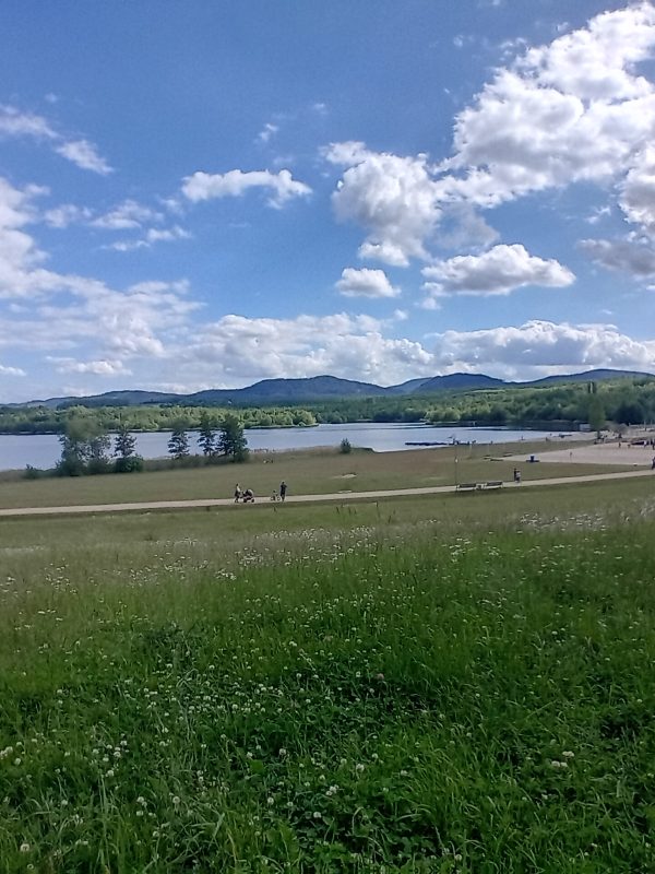 Olbersdorfer See mit der Gebirgskette des Zittauer Gebirges